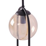 Lampa wisząca Venta z czarnym metalowym stelażem i bursztynowym szklanym kloszem. Widok z boku, ukazujący okrągły kształt klosza oraz miejsce na żarówki E14. Stylowy element oświetleniowy, idealny do nowoczesnych wnętrz.