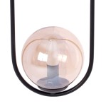 Lampa wisząca Venta z czarnym metalowym stelażem i bursztynową, szklaną kulą. Widok z dołu, zbliżenie na źródło światła E14. Kula ma gładką powierzchnię, a wnętrze zawiera białą żarówkę. Idealna do nowoczesnych aranżacji wnętrz.