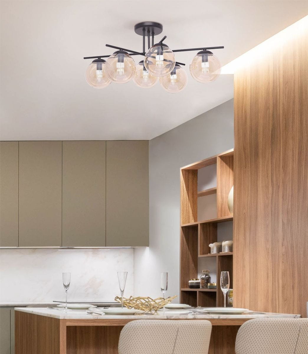 Lampa sufitowa Delta w kolorze czarnym z bursztynowymi kloszami, z sześcioma źródłami światła E14, zawieszona na suficie. Produkt prezentowany w nowoczesnej kuchni z drewnianymi i szarymi detalami.