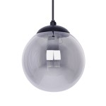 Lampa wisząca Gamma w kolorze czarnym i grafitowym z jednym gniazdem E14. Okrągła, przezroczysta kula ze szkła, zawieszona na cienkim kablu, z matowym wykończeniem. Widoczna elegancka podsufitka.
