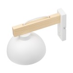 Kinkiet Oslo 1-punktowy w kolorze białym z okrągłym kloszem i drewnianym uchwytem w kolorze jasnego drewna. Zawieszony na białej podstawie, widoczny kabel. Kąt ujęcia: z boku, ukazujący detale konstrukcji.