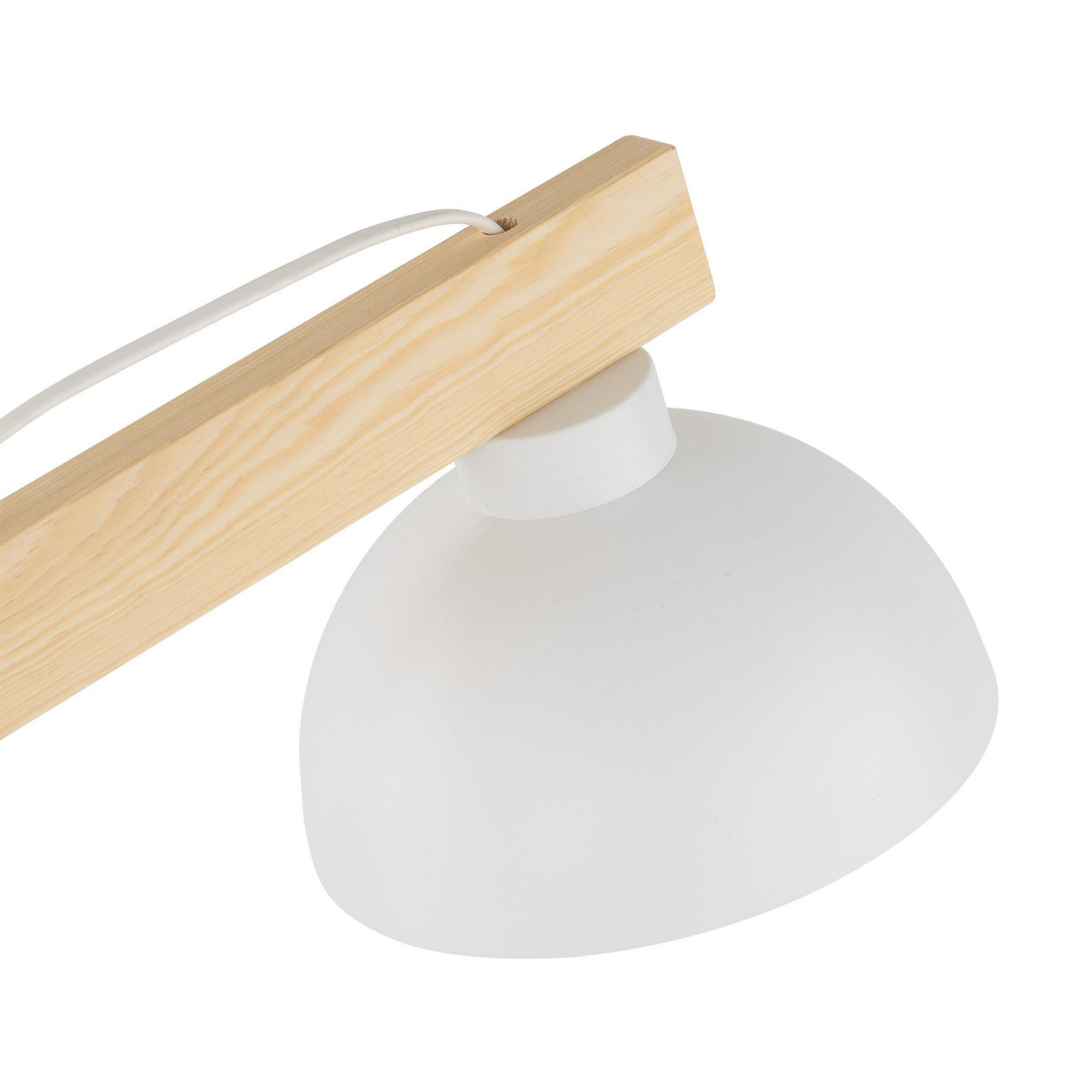 Biała lampa biurkowa Oslo z drewnianym uchwytem, z metalowym kloszem w kształcie półkuli. Zbliżenie na górną część lampy, ukazujące połączenie drewna z białym kloszem. Kabel w kolorze białym.