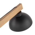 Oslo lampa biurkowa 1-punktowa w kolorze czarnym z metalowym kloszem o kulistym kształcie i drewnianą podstawą. Widok pod kątem, ukazujący detal uchwytu oraz połączenie materiałów. Idealna do nowoczesnych biur.