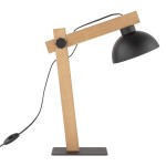 Lampa biurkowa Oslo 1-punktowa, z drewnianą podstawą w kolorze jasnego drewna i czarnym kloszem o zaokrąglonym kształcie. Ujęcie z boku, widoczny kabel z włącznikiem oraz elementy mocujące. Prosta, nowoczesna forma.