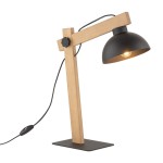 Czarna lampa biurkowa Oslo z drewnianą podstawą, posiada okrągły klosz oraz przełącznik na kablu. Ujęcie z boku, pokazujące wysoki design. Kształt prostokątny, z matową powierzchnią podstawy. Idealna do nowoczesnych wnętrz.