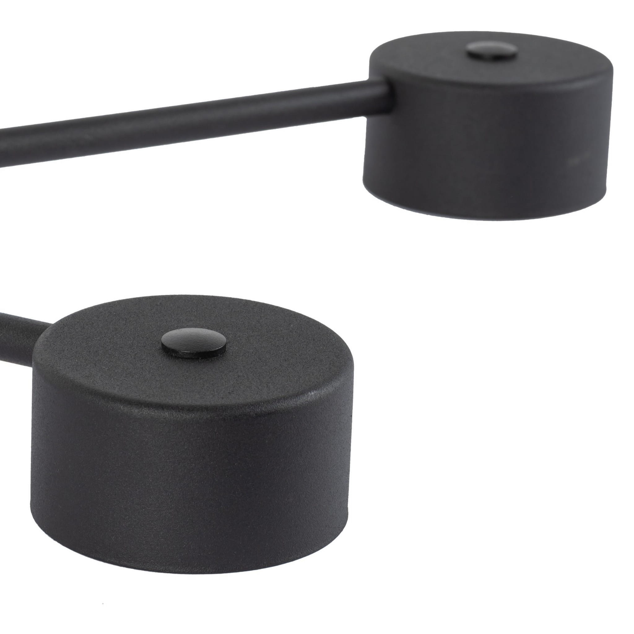 Czarna lampa sufitowa Avia z sześcioma oprawami GX53. Widoczny detal metalowych mocowań w kształcie cylindrów, z matową powierzchnią. Ujęcie w zbliżeniu, ukazujące elementy konstrukcyjne i połączenia.