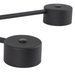 Czarna lampa sufitowa Avia z sześcioma oprawami GX53. Widoczny detal metalowych mocowań w kształcie cylindrów, z matową powierzchnią. Ujęcie w zbliżeniu, ukazujące elementy konstrukcyjne i połączenia.