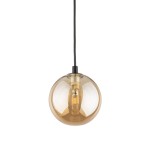 Czarna lampa wisząca Tracer z bursztynowym, kulistym kloszem, zawieszona na czarnym przewodzie. Widoczna żarówka G9 w środku. Prosty, elegancki design, idealna do nowoczesnych wnętrz.