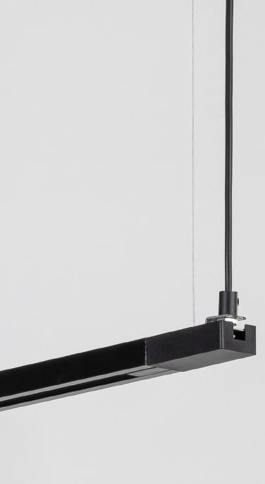 Czarna linka podwieszająca Tracer 5304 do szyny, o prostokątnym kształcie. Ujęcie z boku, z widocznym mocowaniem i kablem w górnej części. Tło jasne, co podkreśla produkt.