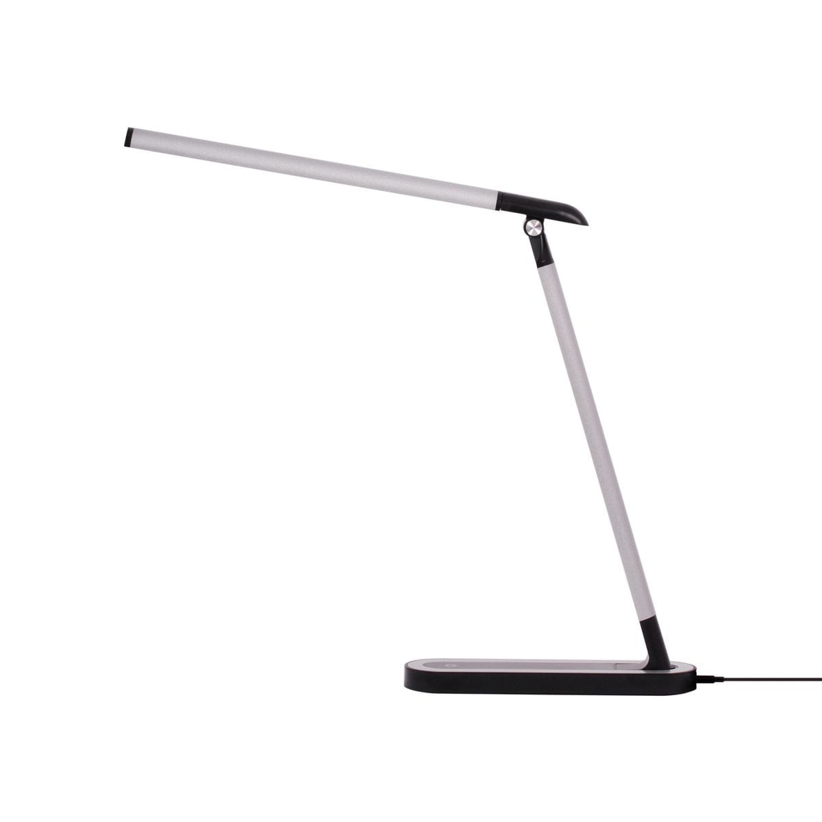Lampka biurkowa Niko w kolorze czarnym, z jedną diodą LED o mocy 5W. Posiada smukłą, regulowaną ramię z aluminium oraz prostokątną podstawę. Widoczny przycisk włączania na podstawie. Ujęcie z boku, dobrze eksponujące kształt i funkcjonalność.