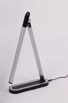 Lampka biurkowa Niko w kolorze czarnym, z wykończeniem metalowym. Zawiera jedną diodę LED o mocy 5W. Ustawiona w pozycji stojącej, z lekko pochyloną głowicą. Na podstawie znajduje się przycisk włączający, a kabel zasilający widoczny z boku.
