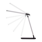 Lampka biurkowa Niko w kolorze czarnym z jedną diodą LED o mocy 5W. Produkt ma regulowany, smukły kształt z elastycznym ramieniem, co umożliwia dostosowanie kąta oświetlenia. Stojąca na prostokątnej podstawie, idealna do biura lub domowego wnętrza.