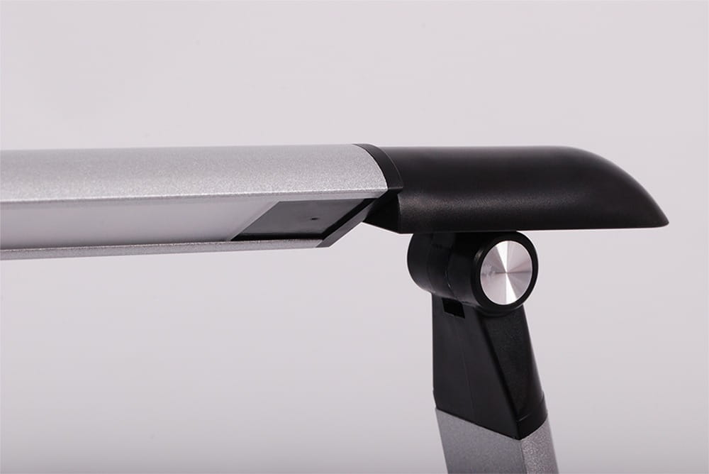 Lampka biurkowa Niko w kolorze czarnym z jedną diodą LED o mocy 5W. Ujęcie z boku ukazuje detal mocowania oraz elegancką, minimalistyczną konstrukcję z metalowym wykończeniem. Tło jasne, co podkreśla nowoczesny design lampki.
