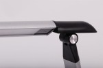 Lampka biurkowa Niko w kolorze czarnym z jedną diodą LED o mocy 5W. Ujęcie z boku ukazuje detal mocowania oraz elegancką, minimalistyczną konstrukcję z metalowym wykończeniem. Tło jasne, co podkreśla nowoczesny design lampki.
