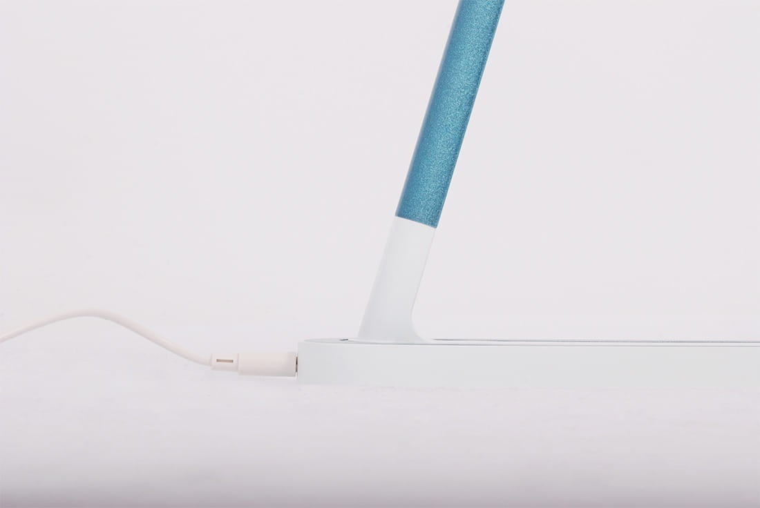 Zielona lampka biurkowa Niko z jedną diodą LED 5W, stojąca, z metalowym, błyszczącym trzonkiem i białą podstawą. Widoczny kabel zasilający podłączony do podstawy, na jednolitym, jasnym tle.