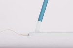 Zielona lampka biurkowa Niko z jedną diodą LED 5W, stojąca, z metalowym, błyszczącym trzonkiem i białą podstawą. Widoczny kabel zasilający podłączony do podstawy, na jednolitym, jasnym tle.