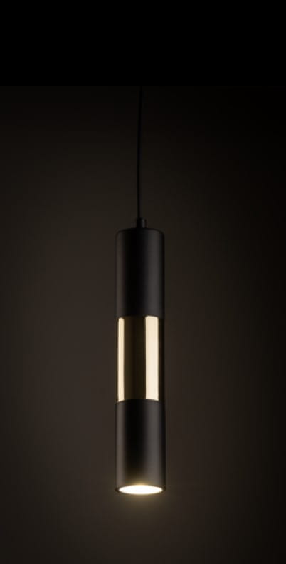 Lampa wisząca Tracer 1xGU10 w kolorze czarnym z złotym akcentem, o cylindrycznym kształcie. Ujęcie frontalne, zawieszona na cienkim przewodzie, emituje światło z dolnej części. Idealna do nowoczesnych wnętrz.