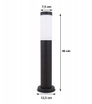 Okrągła lampa stojąca Manila H45 w kolorze czarnym, z białym kloszem, o wysokości 45 cm i średnicy 12,5 cm. Ujęcie frontalne, produkt stoi na okrągłej podstawie. Wymiary: górna średnica 7,5 cm. Idealna do ogrodu lub na taras.