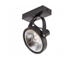 Czarna lampa sufitowa typu spot z jedną oprawą GU10 AR111. Okrągła czasza z metaliczną siatką, zamocowana na prostokątnej podstawie. Ujęcie z boku, pokazujące detal konstrukcji i mocowania. Idealna do oświetlenia wnętrz.