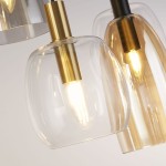 Lampa wisząca Divine z sześcioma kloszami E14 w kolorze czarnym i multikolorowym. Klosze w różnych odcieniach przezroczystego szkła, z metalowymi elementami w kolorze złotym. Ujęcie z bliska, ukazujące detale i źródła światła.