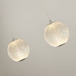 Lampa wisząca Allure 5xLED/28W w kolorze chromu z przeźroczystymi, szklanymi kloszami w kształcie kul, ozdobionymi diamentowym wzorem, zawieszona na cienkich linkach, w ustawieniu frontalnym.