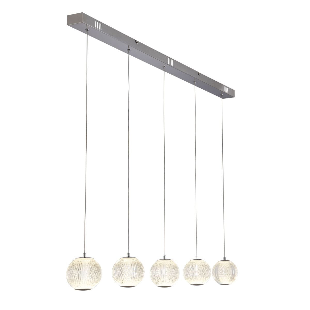 Lampa wisząca Allure z pięcioma kulistymi kloszami LED, wykonana z przezroczystego materiału, zawieszona na chromowanej belce. Klosze mają teksturowaną powierzchnię, co nadaje im elegancki wygląd. Ujęcie frontalne, z zawieszeniem na długich linkach.
