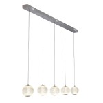 Lampa wisząca Allure z pięcioma kulistymi kloszami LED, wykonana z przezroczystego materiału, zawieszona na chromowanej belce. Klosze mają teksturowaną powierzchnię, co nadaje im elegancki wygląd. Ujęcie frontalne, z zawieszeniem na długich linkach.