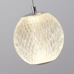 Lampa wisząca Allure z pięcioma źródłami LED, 28W, w chromowanej oprawie. Klosz w formie przezroczystej kuli z teksturą diamentową, zawieszony na cienkim przewodzie, emituje ciepłe światło. Tło w odcieniu szarości.