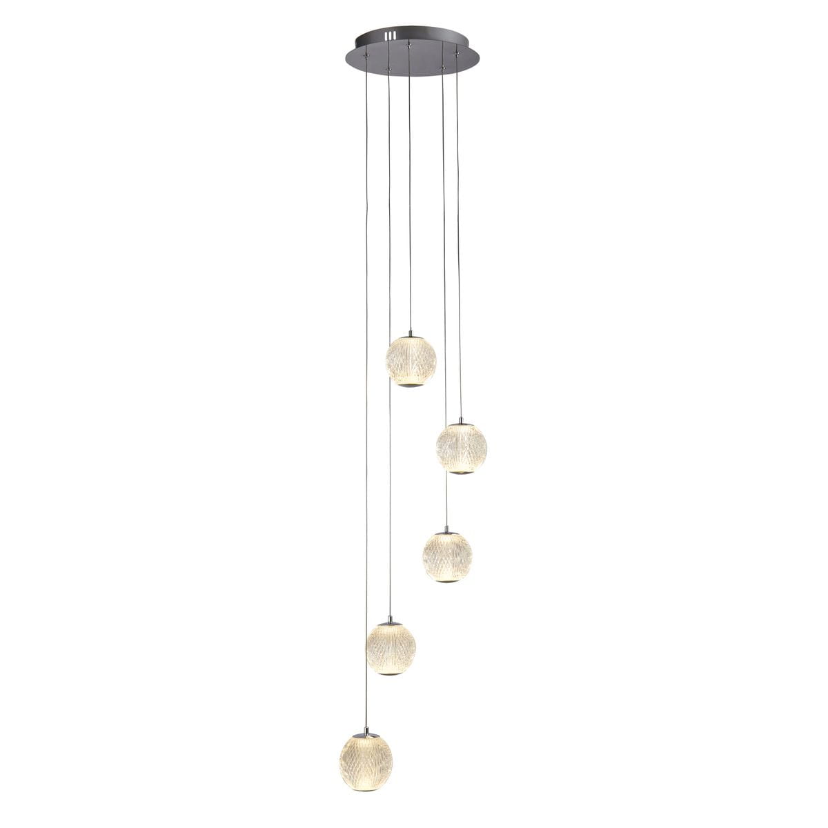 Lampa wisząca Allure z pięcioma kulistymi kloszami w przezroczystym kolorze, zawieszona na cienkich linkach. Posiada chromowany sufitowy element. Wymiary kloszy są równe, a ich tekstura jest subtelnie wzorzysta.