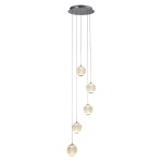 Lampa wisząca Allure z pięcioma kulistymi kloszami w przezroczystym kolorze, zawieszona na cienkich linkach. Posiada chromowany sufitowy element. Wymiary kloszy są równe, a ich tekstura jest subtelnie wzorzysta.