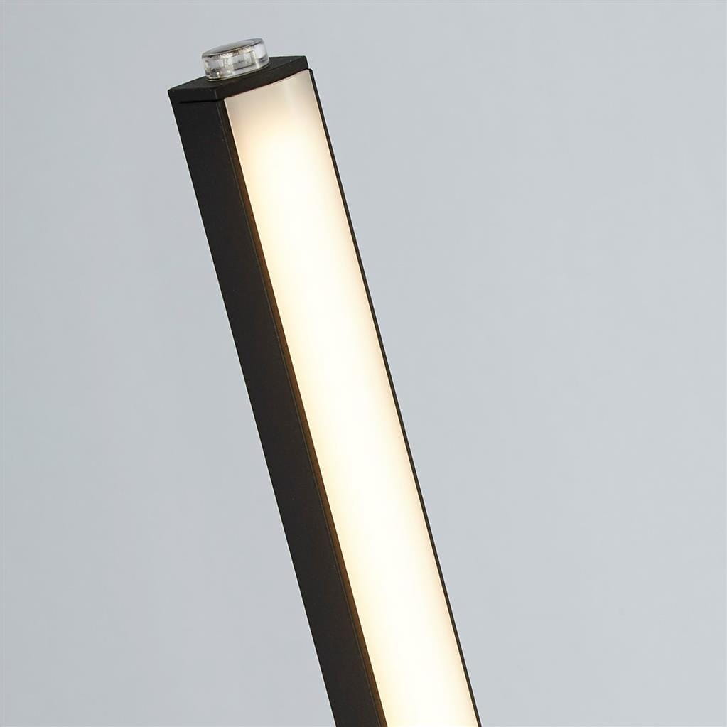 Lampa podłogowa Tribeca w kolorze czarnym z jedną diodą LED o mocy 18W. Prosty, prostokątny kształt z białym kloszem, widoczny detal na górze. Ujęcie w zbliżeniu, na jednolitym tle.