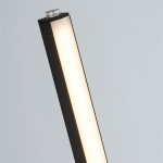 Lampa podłogowa Tribeca w kolorze czarnym z jedną diodą LED o mocy 18W. Prosty, prostokątny kształt z białym kloszem, widoczny detal na górze. Ujęcie w zbliżeniu, na jednolitym tle.