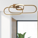 Lampa sufitowa Clip w kolorze złotym, z trzema źródłami LED o mocy 37W. Posiada nowoczesny, abstrakcyjny kształt złożony z dwóch połączonych elips, montowana na suficie, w minimalistycznym wnętrzu z drewnianymi elementami.