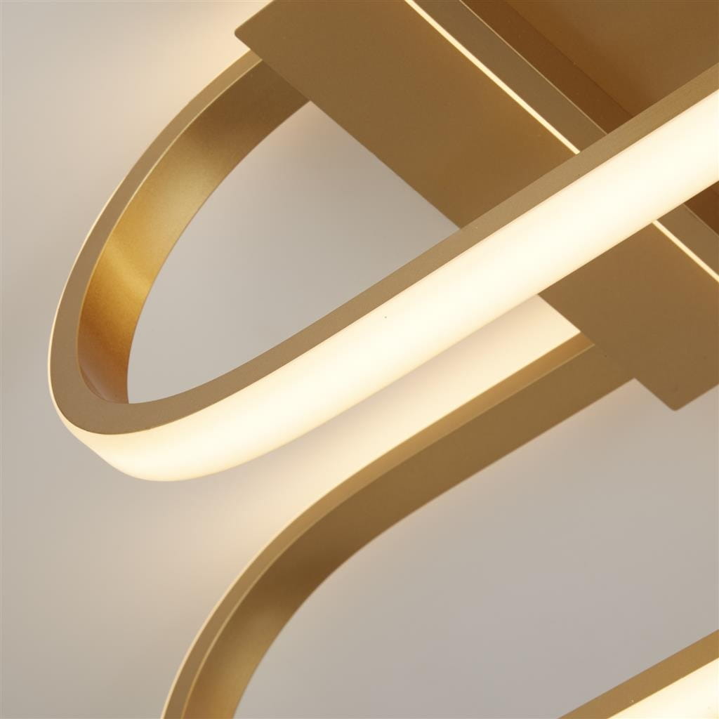 Lampa sufitowa Clip 3xLED/37W w kolorze złotym, z delikatnymi, zakrzywionymi detalami. Ujęcie z bliska na elementy świetlne, które emitują miękkie światło. Kluczowe cechy to nowoczesny design i elegancka faktura.
