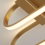 Lampa sufitowa Clip 3xLED/37W w kolorze złotym, z delikatnymi, zakrzywionymi detalami. Ujęcie z bliska na elementy świetlne, które emitują miękkie światło. Kluczowe cechy to nowoczesny design i elegancka faktura.