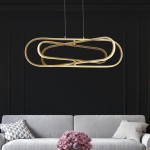 Lampa wisząca Clip w kolorze złotym, z trzyczęściowym designem i zintegrowanym oświetleniem LED o mocy 53W. Zawieszona nad szarym sofą w nowoczesnym wnętrzu, prezentuje nowoczesny, minimalistyczny kształt.