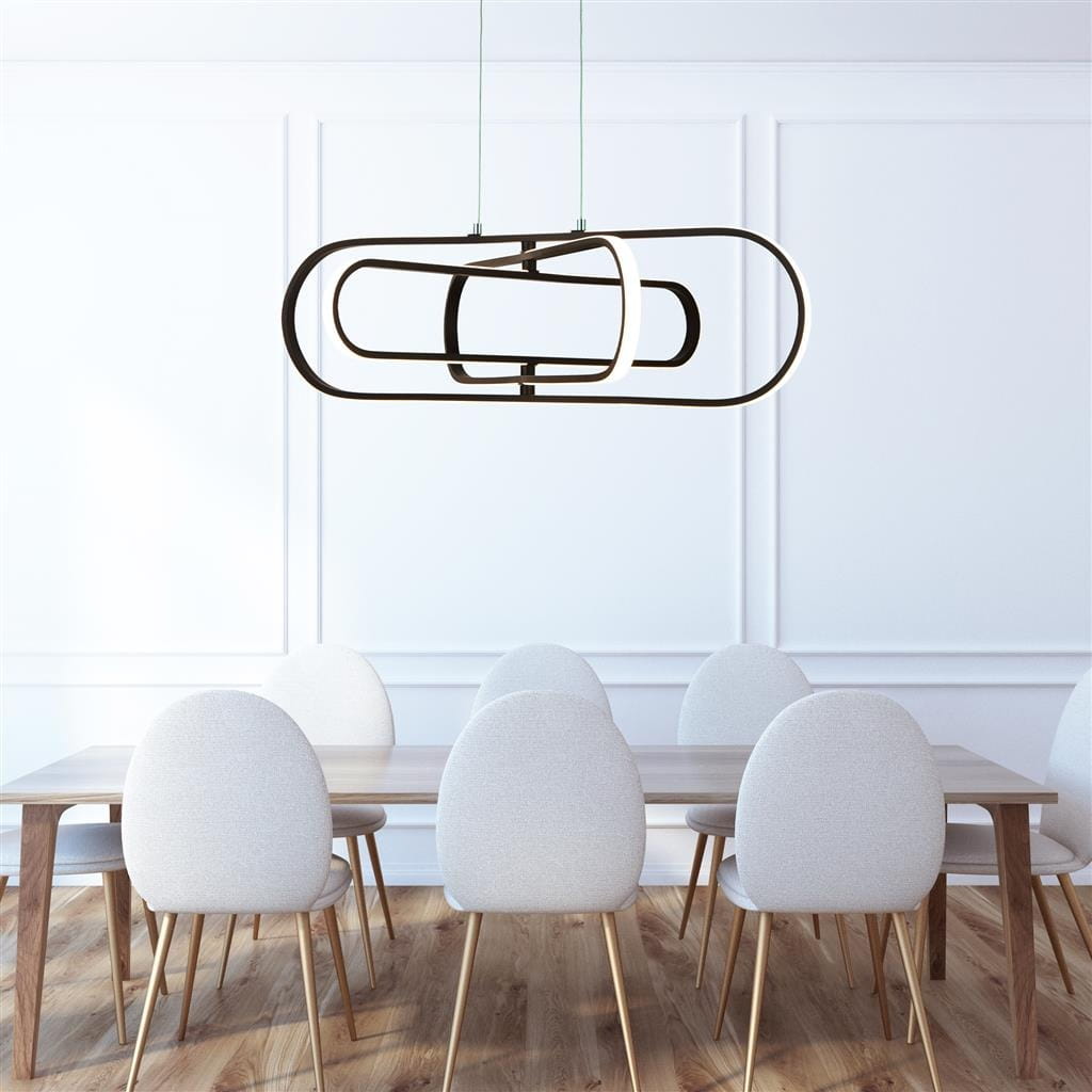 Czarna lampa wisząca Clip z trzema diodami LED, o nowoczesnym kształcie złożonym z dwóch przeplatających się owalnych elementów. Zawieszona nad drewnianym stołem w jasnym wnętrzu z okrągłymi, tapicerowanymi krzesłami.