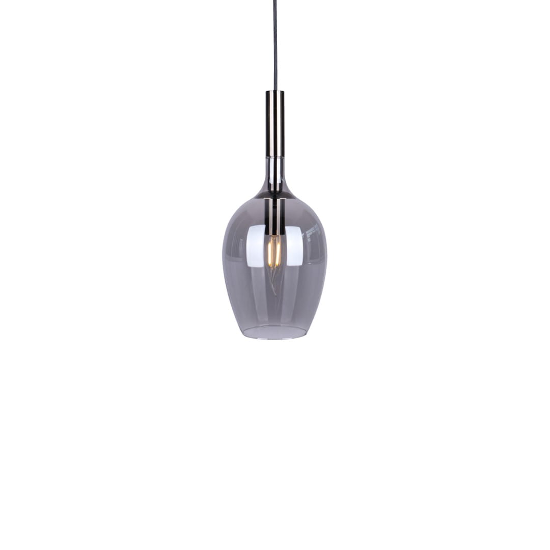 Lampa wisząca Lugano 1xE14 w chromowanej oprawie z szarego szkła, o kształcie przypominającym kielich. Zawieszona na cienkim kablu, z widoczną żarówką w środku, idealna do nowoczesnych wnętrz.