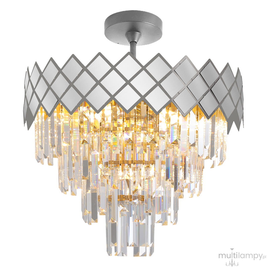 Lampa sufitowa Carisma w kolorze chromu z 9 gniazdami E14. Ozdobiona lustrzanym kloszem w diamentowy wzór oraz wiszącymi kryształowymi elementami, które odbijają światło, tworząc efektowną iluminację. Ujęcie z boku, pokazujące detale i fakturę.