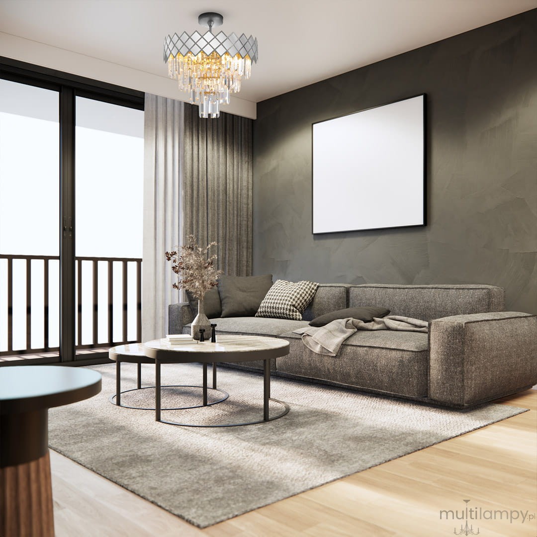 Lampa sufitowa Carisma 9xE14 w chromowanej oprawie z dekoracyjnymi kryształkami, zawieszona w centralnej części pokoju. Ujęcie z dołu, ukazujące elegancki design i efektowne oświetlenie w nowoczesnym wnętrzu.