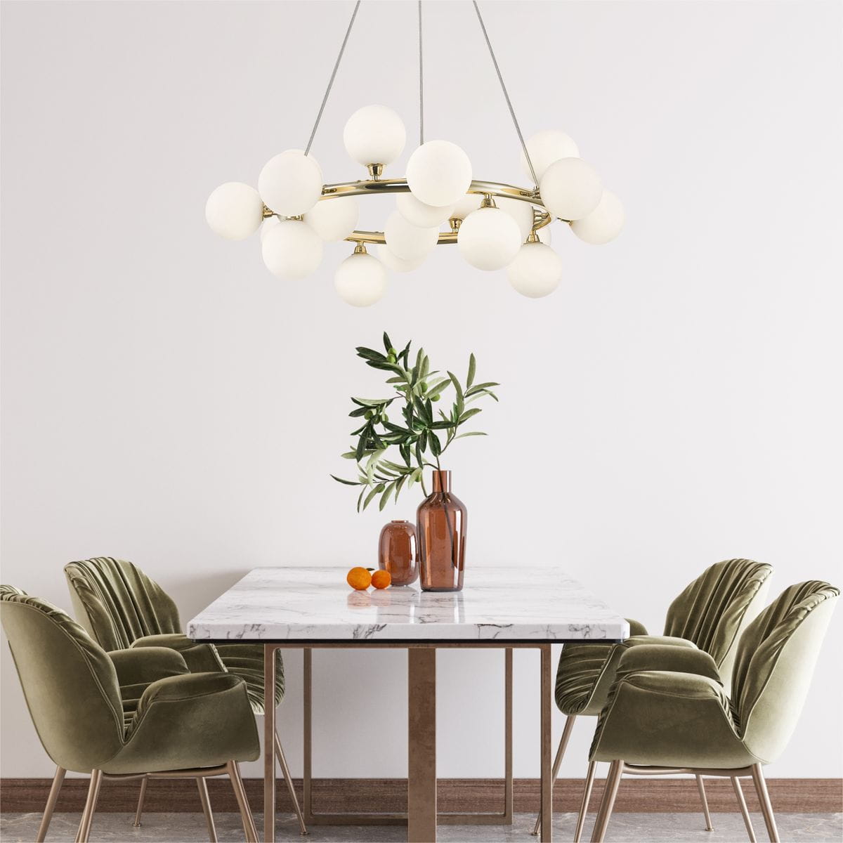 Lampa wisząca Bobo w złotym kolorze z 20 kloszami G9, o okrągłej konstrukcji, zawieszona nad stołem. Klosze w kolorze białym, a podstawa metalowa. W tle stół z marmurowym blatem i zielone krzesła, dekoracje w brązowych wazonach.