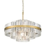Lampa wisząca Constantinople o średnicy złotej obręczy, z przezroczystymi, prostokątnymi kryształami. Ujęcie z boku, zawieszona na łańcuchu. Widoczne 12 gniazd G9, które emitują światło, tworząc efektowną iluminację.