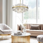 Złota lampa wisząca Constantinople z 16 gniazdami G9, ozdobiona przezroczystymi elementami w kształcie prostokątów. Zawieszona w jasnym wnętrzu, nad okrągłym, białym stołem, obok sof w odcieniach beżu i szarości.
