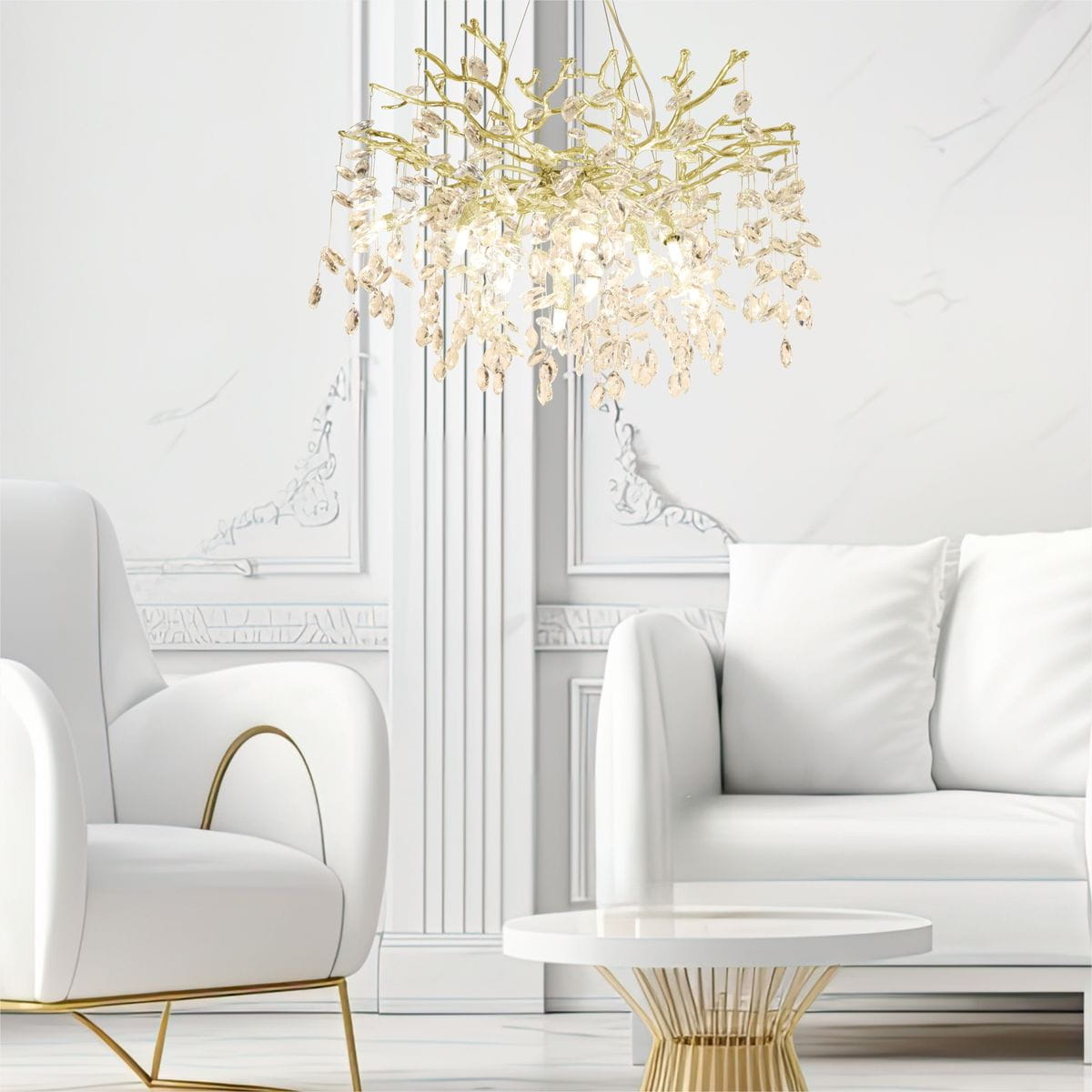 Lampa wisząca Cindy 10xG9 w kolorze złotym, o organicznym kształcie, z przezroczystymi elementami dekoracyjnymi. Zawieszona w nowoczesnym wnętrzu, w pobliżu białych mebli.
