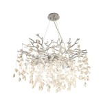 Lampa wisząca Cindy z chromowanym stelażem, przypominająca gałęzie z kryształowymi elementami w kształcie liści. Ujęcie z dołu, z widocznymi 10 gniazdami G9. Elementy dekoracyjne zwisają z ramy, tworząc efektowne oświetlenie.