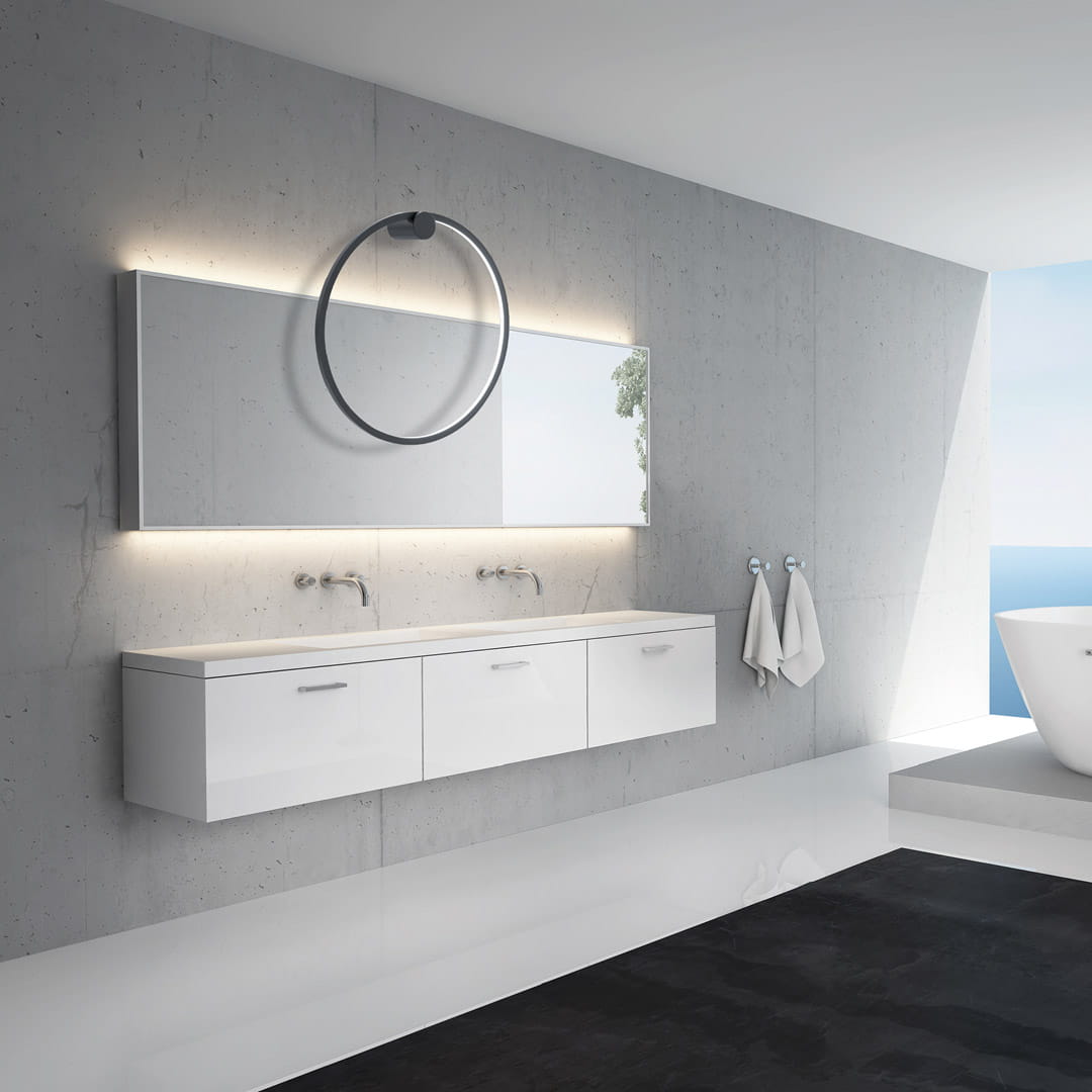 Kinkiet Saturno D50 w kolorze czarnym z jedną diodą LED o mocy 25W, IP44. Zamontowany powyżej lustra w nowoczesnej łazience, z minimalistycznym tłem w odcieniach szarości i bieli. Widoczny stylowy, okrągły detal.