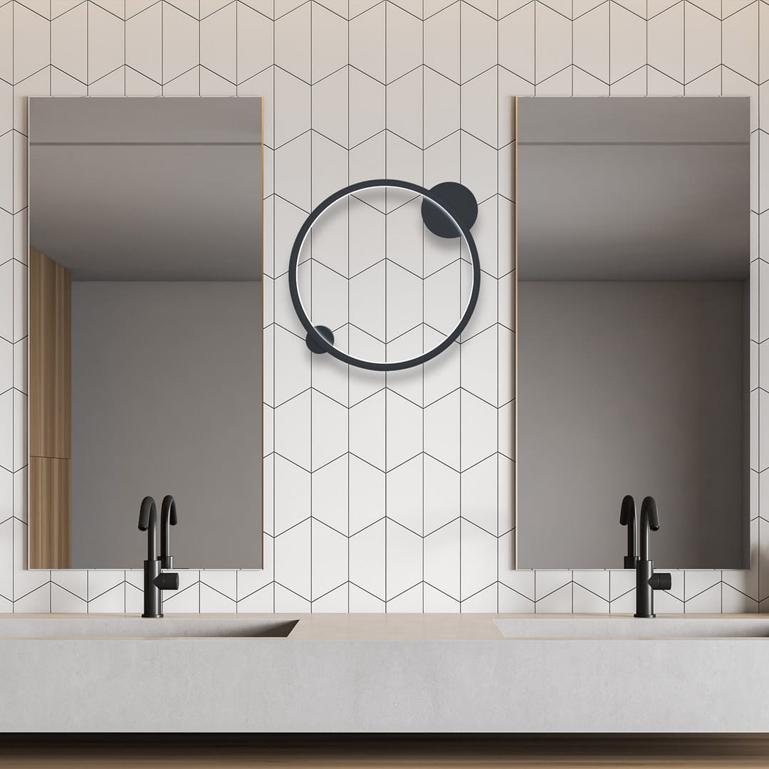 Czarna lampa sufitowa Saturno D50 z jedną żarówką LED 25W, stopień ochrony IP44. Okrągła forma z minimalistycznym designem, zamontowana na tle geometrycznej ściany, idealna do nowoczesnych wnętrz.