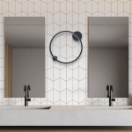 Czarna lampa sufitowa Saturno D50 z jedną żarówką LED 25W, stopień ochrony IP44. Okrągła forma z minimalistycznym designem, zamontowana na tle geometrycznej ściany, idealna do nowoczesnych wnętrz.