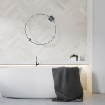 Lampa sufitowa Saturno D80 w kolorze czarnym, z jedną diodą LED o mocy 46W, o okrągłym kształcie. Umieszczona w nowoczesnej łazience, nad białą wanną, na tle jasnej, teksturowanej ściany. Wyróżnia się minimalistycznym designem.