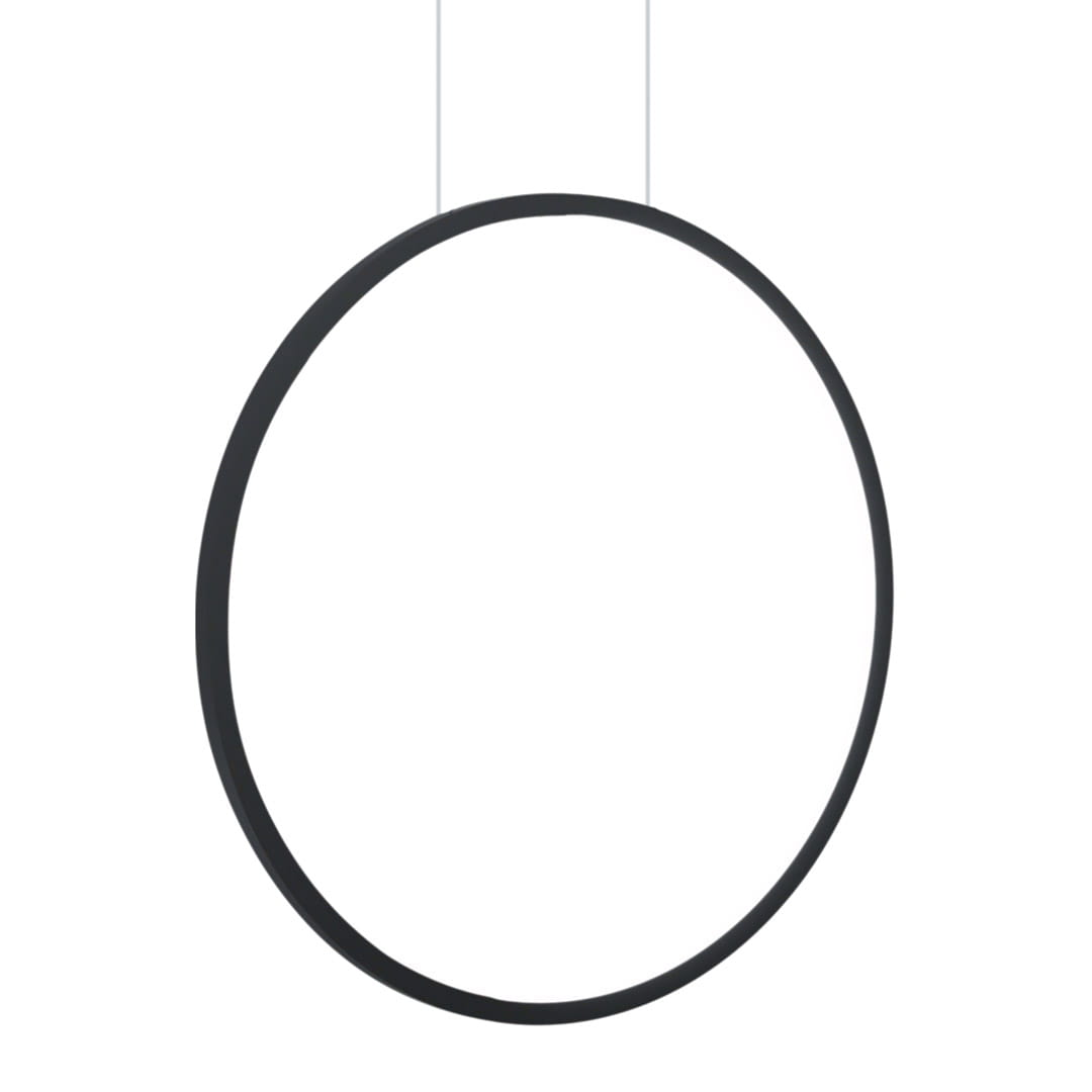 Czarna lampa wisząca Saturno D50 z jedną diodą LED o mocy 25W, o okrągłym kształcie. Zawieszona na cienkich linkach, minimalistyczny design podkreśla nowoczesny styl. IP44, idealna do wnętrz i na zewnątrz.